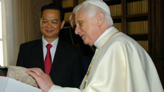 Các lãnh đạo Việt Nam đã nhiều lần tới thăm Tòa thánh Vatican, nhưng chưa vị Giáo hoàng nào tới thăm Việt Nam