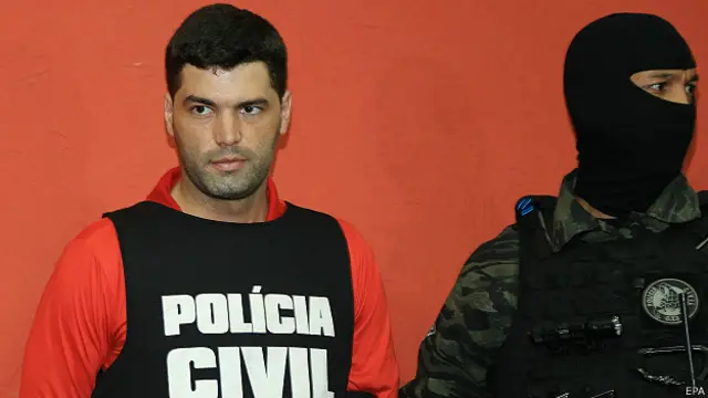 Tiago Henrique Gomes da Rocha, sospechoso de matar 39 personas en Brasil, es escoltado por la policía.