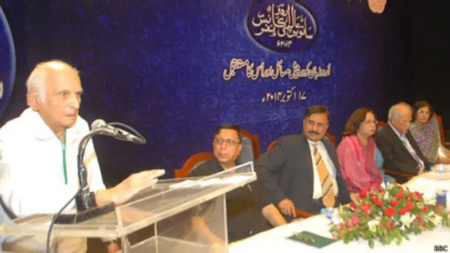 ممتاز افسانہ نگار انتظار حسین ’اردو کو درپیش مسائل اور اُس کا مستقبل‘ کے عنوان سے ہونے والے اجلاس کے صدر الصدور تھے