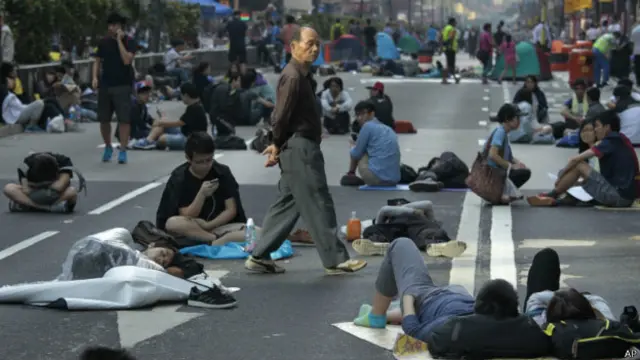 مانگ کاک خالی کرائے جانے کے بعد مظاہرین نے وہاں دوبارہ قبضہ کر لیا ہے