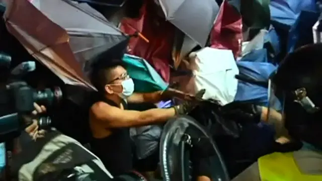 ہانگ کانگ میں گذشتہ تین ہفتوں سے جمہوریت کے حق میں مظاہرے جاری ہیں