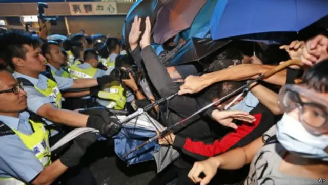 معترضان برای عقب راندن خطوط پلیس، چترهای خود را باز کردند