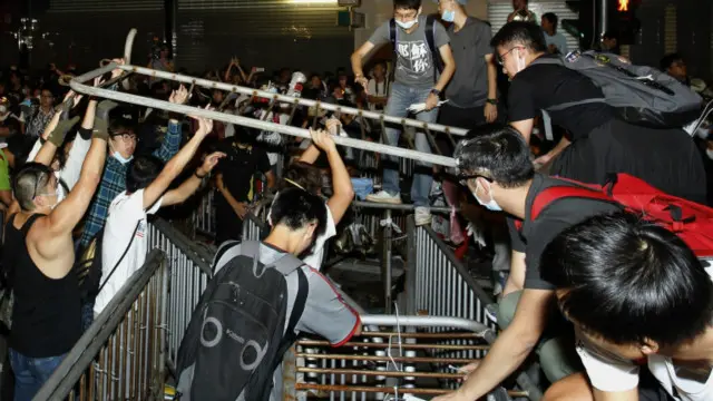 ہانگ کانگ میں گذشتہ تین ہفتوں سے جمہوریت کے حق میں مظاہرے جاری ہیں