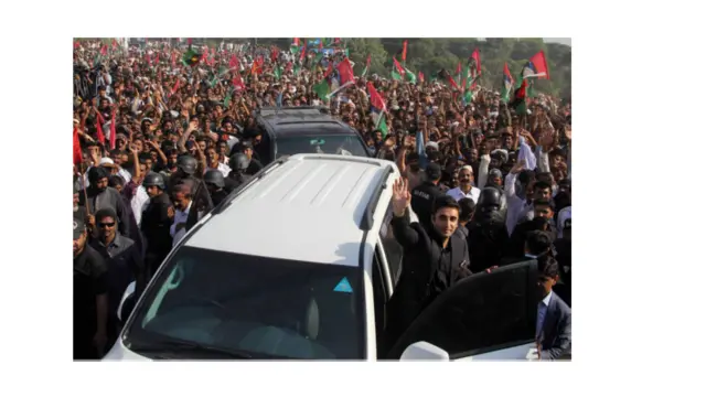 جلسے میں بڑی تعداد میں لوگوں نے شرکت کی اور بلاول بھٹو کے جلسہ گاہ میں پہنچنے پر لوگوں نے نعرے لگانے شروع کردیے۔