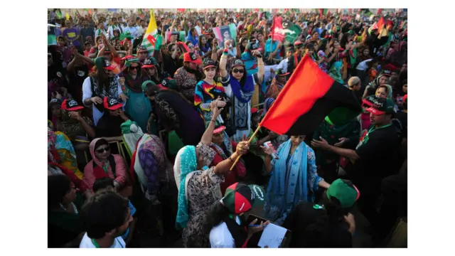 باغ جناح میں پیپلز پارٹی کے کارکنوں کی بڑی تعداد موجود تھی اور جلسہ گاہ کے قرب و جوار میں سکیورٹی کے خصوصی اقدامات کیے گئے 