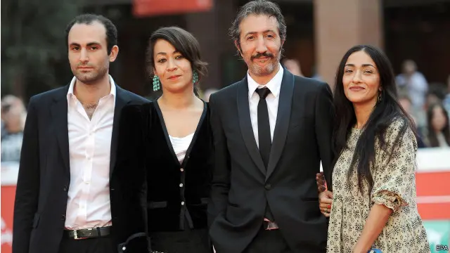 نجوم الفيلم خالد عبد الله وحسين شوتري وزهرة هندي مع مخرجته تالا حديد. 