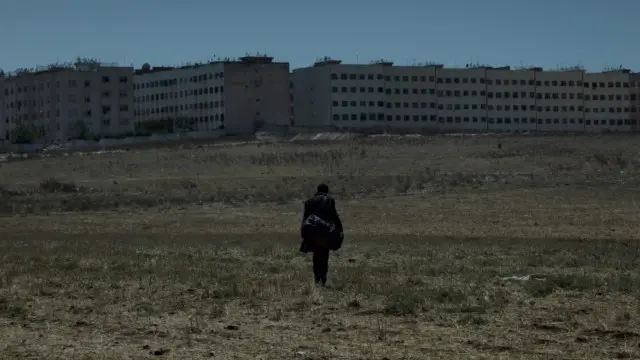 يجسد الفيلم رحلة لبطله عن شقيقه الذي رحل إلى العراق.