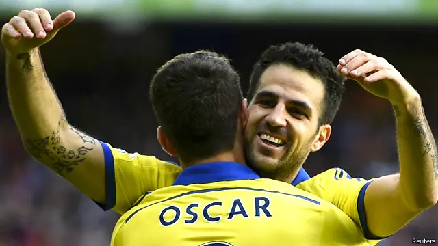 فابريغاس يحتفل مع أوسكار بالهدف الثاني