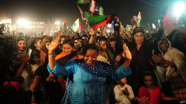 جلسے میں خواتین کی ایک بڑی تعداد بھی شامل تھی