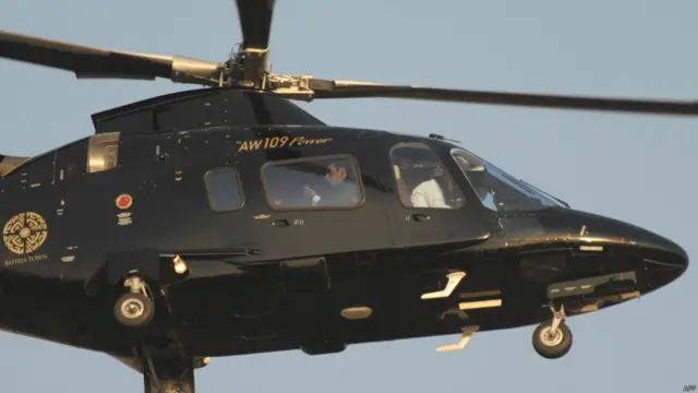  بلاول بھٹو زردادری ہیلی کاپٹر میں سانحہ سانحۂ کار ساز میں ہلاک ہونے والے پارٹی کارکنوں کے لیے فاتحہ پڑھی۔ وہ بلاول ہاؤس سے ہیلی کاپٹر کے ذریعے جلسہ گاہ پہنچے۔