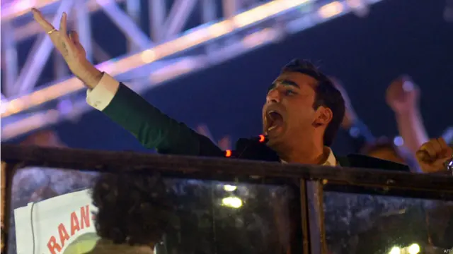 پاکستان پیپلز پارٹی کے چیئرمین بلاول بھٹو زردادری نے کہا ہے کہ کٹھ پتلی وزیراعظم کے آنے تک سکرپٹ ختم نہیں ہوگا۔بلاول بھٹو نے کہا کہ اس سکرپٹ کا مقصد گذشتہ انتخابات میں نواز شریف کو جعلی سپر مینڈیٹ دیا جائے کٹھ پتلی خان کو اپوزیشن لیڈر بنایا جائے تاکہ اپوزیشن کی کرسی سے کوئی بہانہ بنا کر بھٹو کے نظام کو توڑ سکیں اور ہمیشہ کے لیے پٹری سے اتار دیا جائے لیکن بھٹو کے جیالوں نے ایسا نہیں ہونے دیا۔