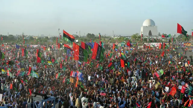 بلاول بھٹو زرداری نے اپنی تقریر میں ایم کیو ایم پر دبے الفظ میں تنقید کرتے ہوئے کہا:’ایم کیو ایم 20 سال سے کراچی پر حکمرانی کر رہی ہے اور ان 20 سالوں میں کراچی کے ساتھ جو کچھ ہوا وہ ہمارے سامنے ہے اور اب تحریک انصاف لاہور کی ایم کیو ایم بننا چاہتی ہے۔‘