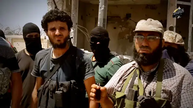 محمد الزهاوي (على اليمين) الذي يعتقد بأنه زعيم انصار الشريعة، وعلى يساره وسام بن حميد، قائد قوات درع ليبيا، يقودان القتال لإحكام سيطرة المقاتلين المناوئين لحكومة الثني على بنغازي.