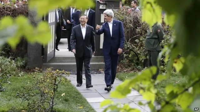 克里（右）帶領楊潔篪參觀馬薩諸塞州昆西市約翰•亞當斯總統故居（18/10/2014）