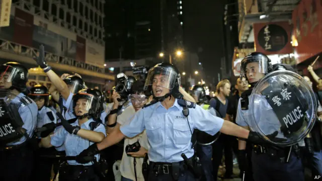 شرطة مكافحة الشغب تقدمت صباح الأحد من المتظاهرين المعتصمين في حي مونغ كوك.