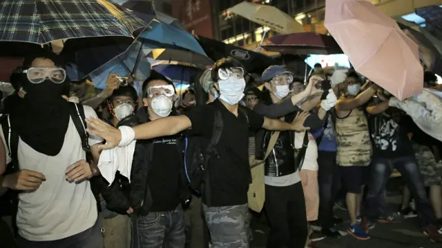 旺角占领区示威者试图隔开其他示威者与警察（19/10/2014）