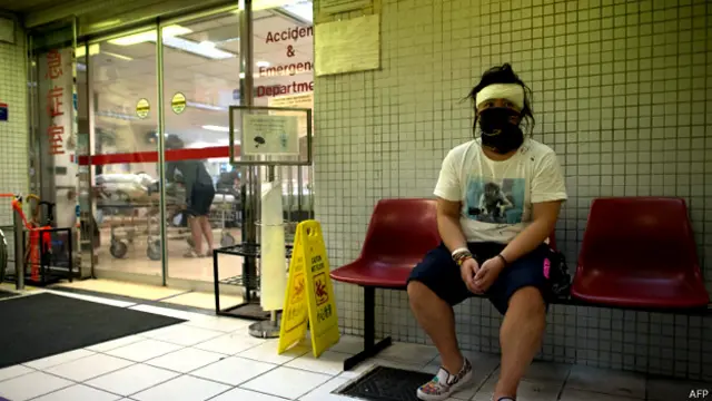 متظاهرة تدعى جاكي تنظر داخل مستشفى كونغ واه للعلاج من إصابات قالت إنها لحقت بها في مصادمات الأحد.