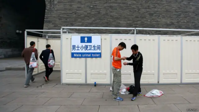 北京马拉松组委在天安门广场附近设立卫生间（新华社图片19/10/2014）