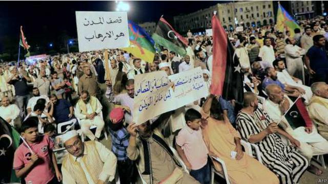 يلقى الإسلاميون المسيطرون علي طرابلس تأييدا عبر عن نفسه في مظاهرات مناوئة لحكومة الثني في المدينة.