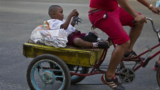 Niño cubano en bicicleta 