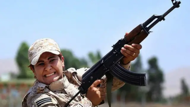 د عراق شمال سلیمانیه کې کردي کفن پر سر (پیشمرګه) جنګیالۍ پوځي تمرینونه کوي