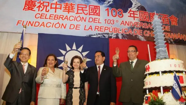 洪都拉斯副总统格瓦拉（右二）在特古西加尔巴举行的台湾双十节庆祝酒会上祝酒（台湾中央社图片10/10/2014）