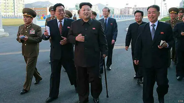 На фото з північнокорейської газети Кім Чен Ин спирається на палицю