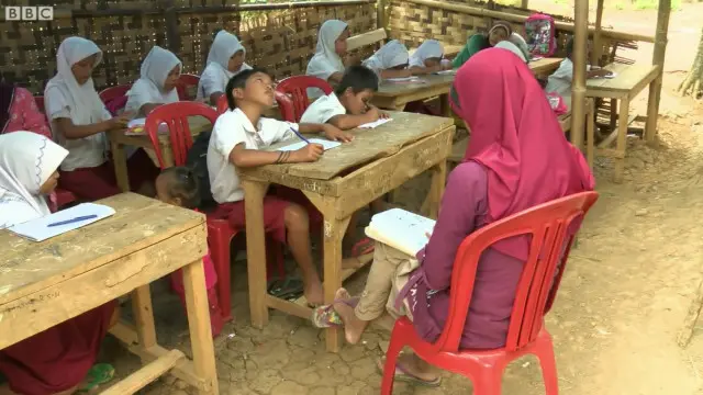 Seorang guru tengah memberikan materi pendidikan di sebuah sekolah dasar di Provinsi Banten.