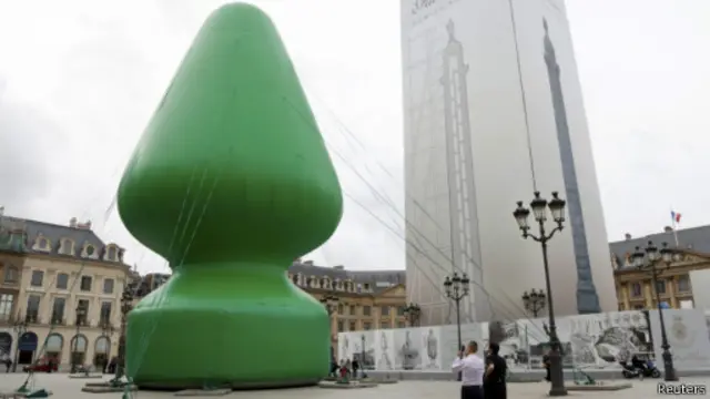 Patung karya Paul McCarthy 