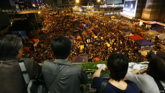 香港金钟夏悫道市民在天桥眺望占领中环示威者（19/10/2014）