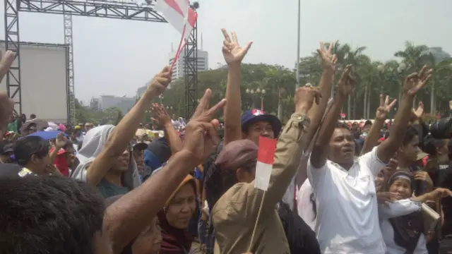 Ribuan warga dari berbagai daerah di Indonesia berkumpul di Monumen Nasional guna menyambut pelantikan Joko Widodo sebagai presiden baru.