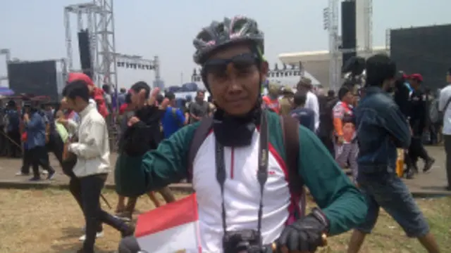 Suyatmo bersepeda dari Bekasi ke Monumen Nasional, Jakarta Pusat.