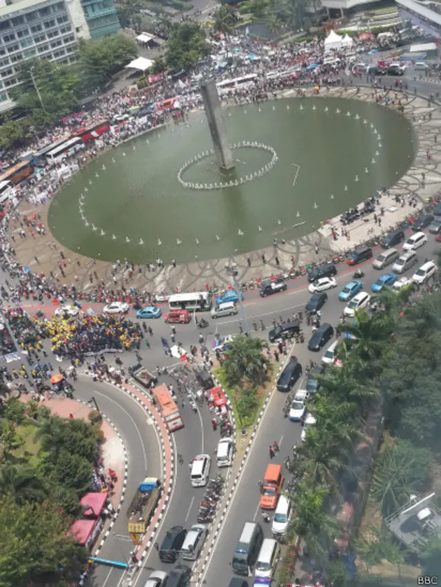 Ribuan warga memadati Bundaran Hotel Indonesia, Jakarta Pusat.