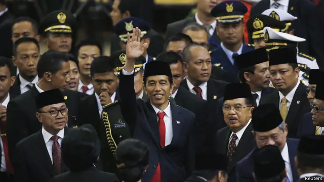 Usai dilantik dan diambil sumpahnya, Presiden Jokowi menjawab sapaan peserta rapat dengan melambaikan tangannya.