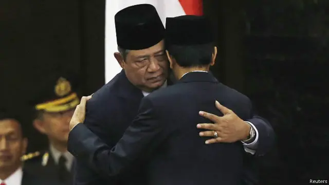 Pergantian kekuasaan dari SBY ke Jokowi di parlemen, tahun lalu. 