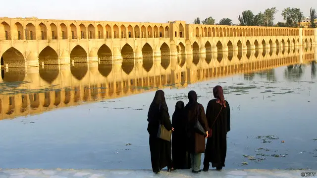 عکس آرشیو. پل تاریخی سی و سه پل بر روی رودخانه زایندهرود اصفهان