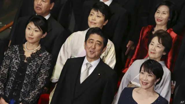 Thủ tướng Shinzo Abe nay mất đi hai trong số năm gương mặt nữ mà ông đưa vào trong lần cải tổ nội các mới đây