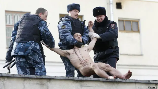 Художник в настоящее время находится в больнице с подозрением на воспаление легких