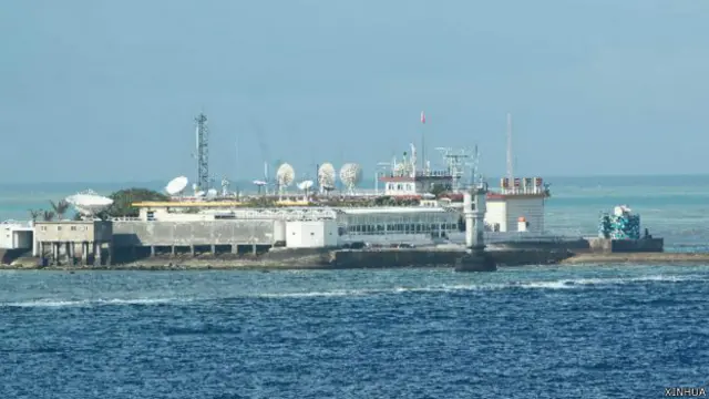 中国在南沙群岛的永暑礁经过近一年的填海工程，已经成为由中国大陆实际控制的最大南沙岛屿。越南反对中国试图在南海岛礁建造飞机场和军事基地以加强对南海的控制。