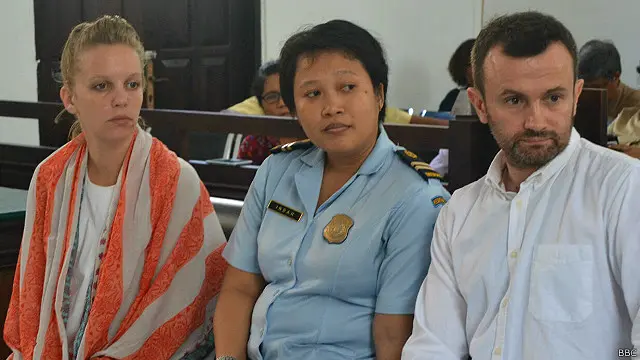 Thomas Dandois, 40, dan Valentine Bourrat, 29, saat mendengarkan dakwaan di PN Jaya Pura, Papua. 