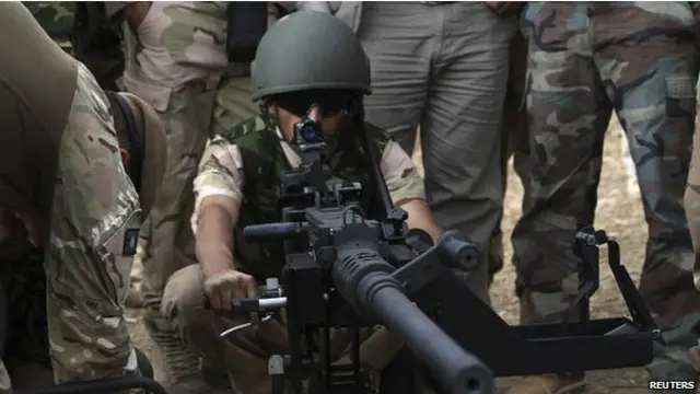 到目前为止土耳其一直不原意让库尔德武装“自由斗士”(Peshmerga)越境帮助叙利亚的库尔德人