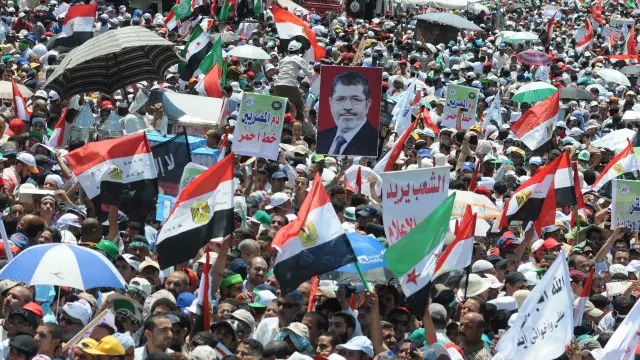 أنصار الإخوان ومؤيدو مرسي في اعتصامهم بميدان رابعة العام الماضي قبل حظر الجماعة واعتبارها إرهابية.