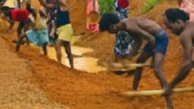 यूपीए सरकार ने गांवों में सुनिश्चित रोजगार के लिए मनरेगा स्कीम शुरू की थी.