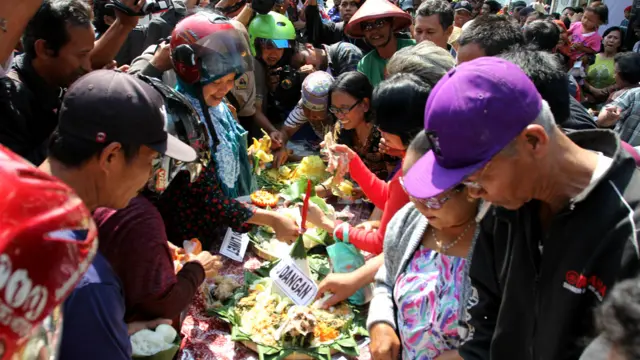 Makan nasi tumpeng