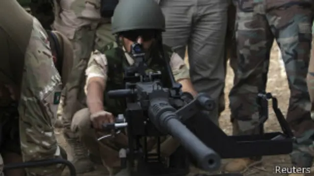 အီရတ် ကာ့ဒ် တပ်သားတွေကို ဗြိတိသျှ တပ်ဖွဲ့ဝင်တွေက လေ့ကျင့်ပေးနေ