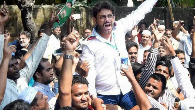 وارث پٹھان ممبئی میں بائکلا سے مجلس اتحاد المسلمین پارٹی سے منتخب رکن اسمبلی ہیں