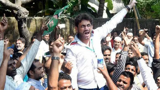 پٹھان کو معطل کرنے کے لیے اسمبلی میں تمام سیاسی پارٹیاں متحد ہو گئی تھیں