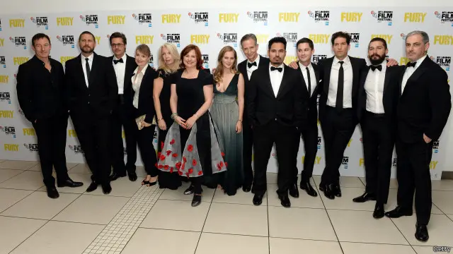 كادر فيلم "فيوري" ونجومة يقفون أمام المصورين في حفل ختام مهرجان لندن السينمائي.