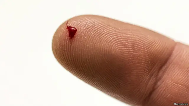 Капелька крови на пальце