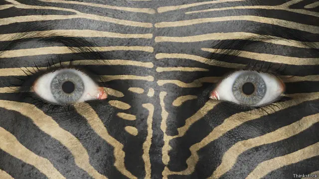 Глаза девушки с раскраской лица под зебру